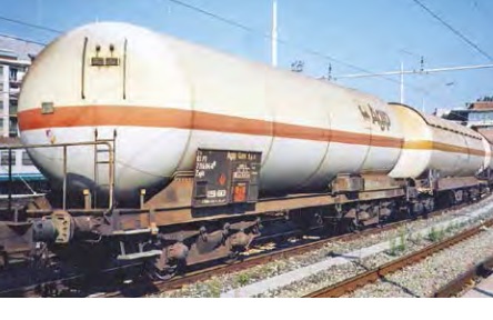Set of 2 pressurized gas Tank cars of AGIP<br /><a href='images/pictures/ACME/45090_900.jpg' target='_blank'>Full size image</a>